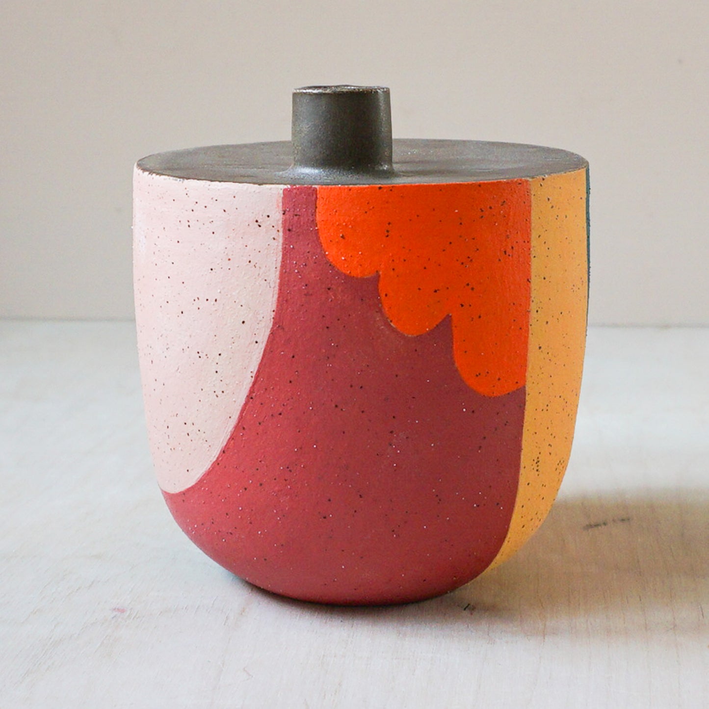 Stem vase with a flat top