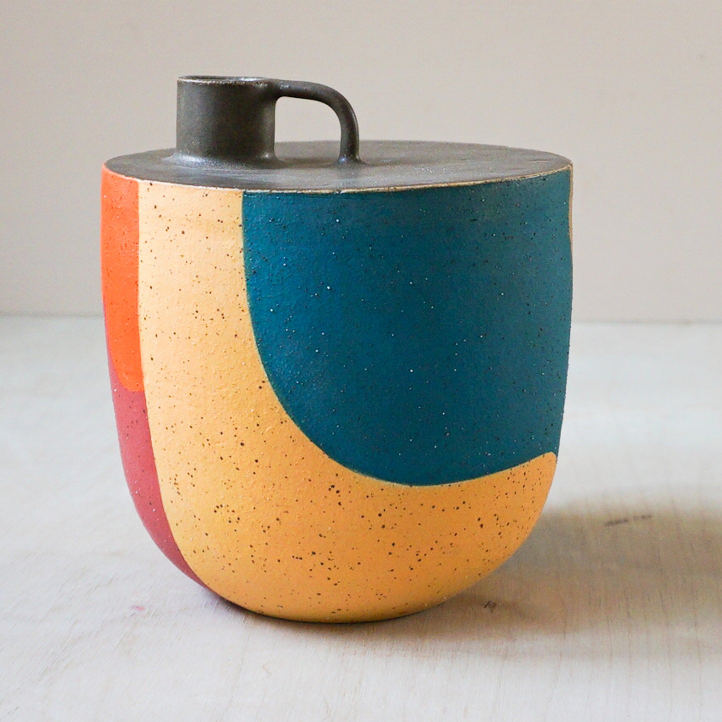 Stem vase with a flat top