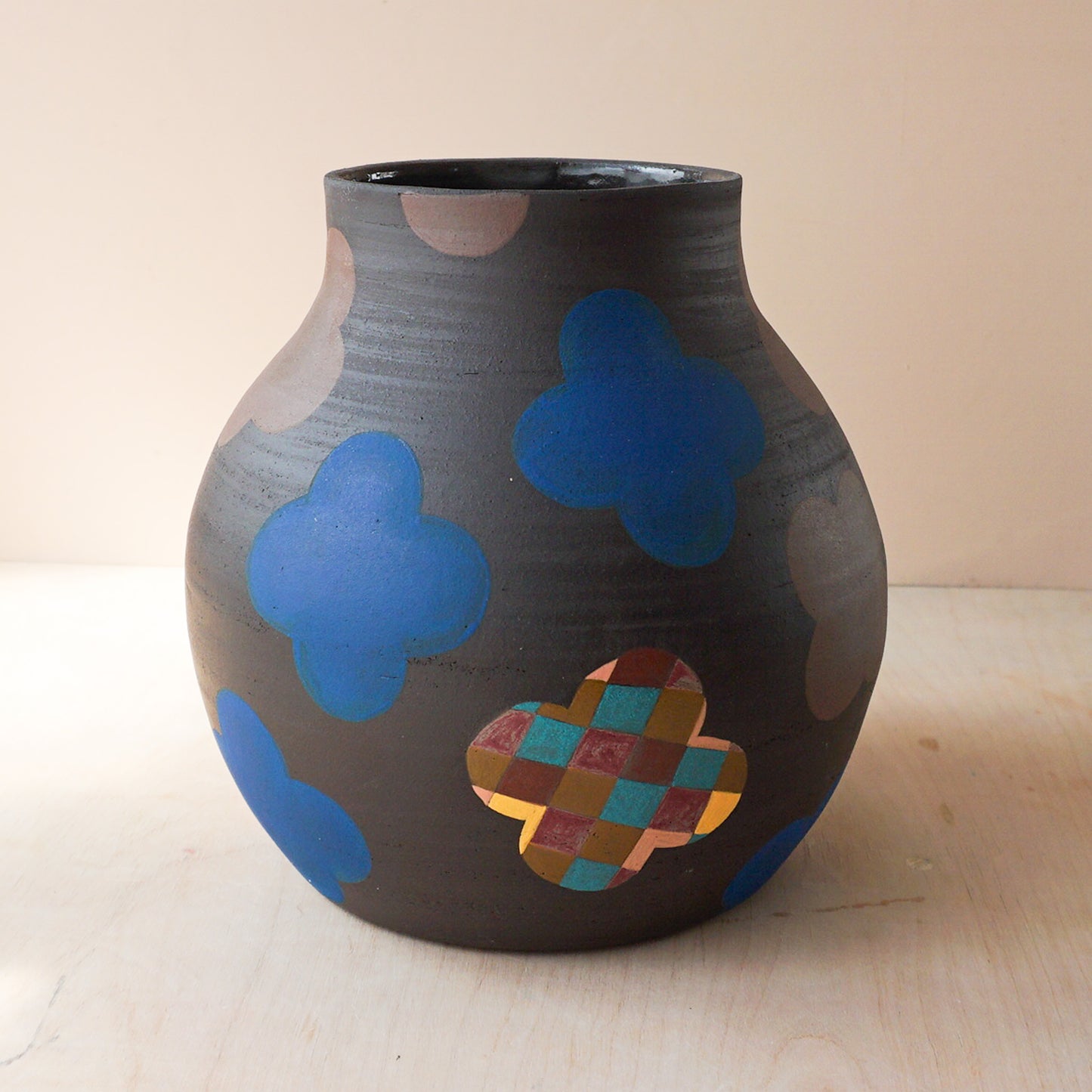 Vase in black with 4-leaf clovers