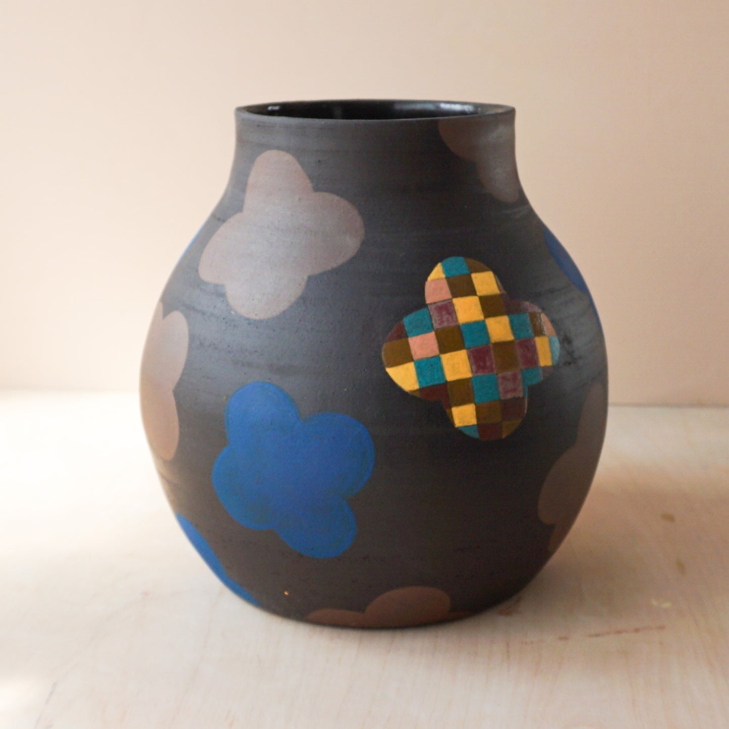 Vase in black with 4-leaf clovers