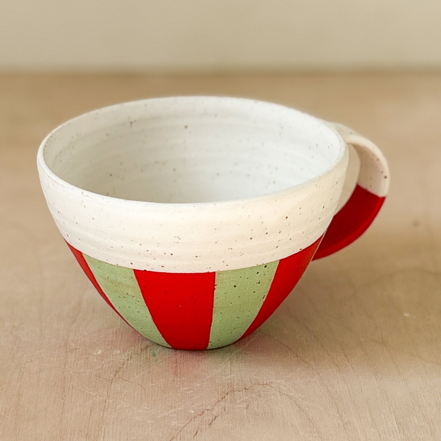 Round cup with red and green stripes