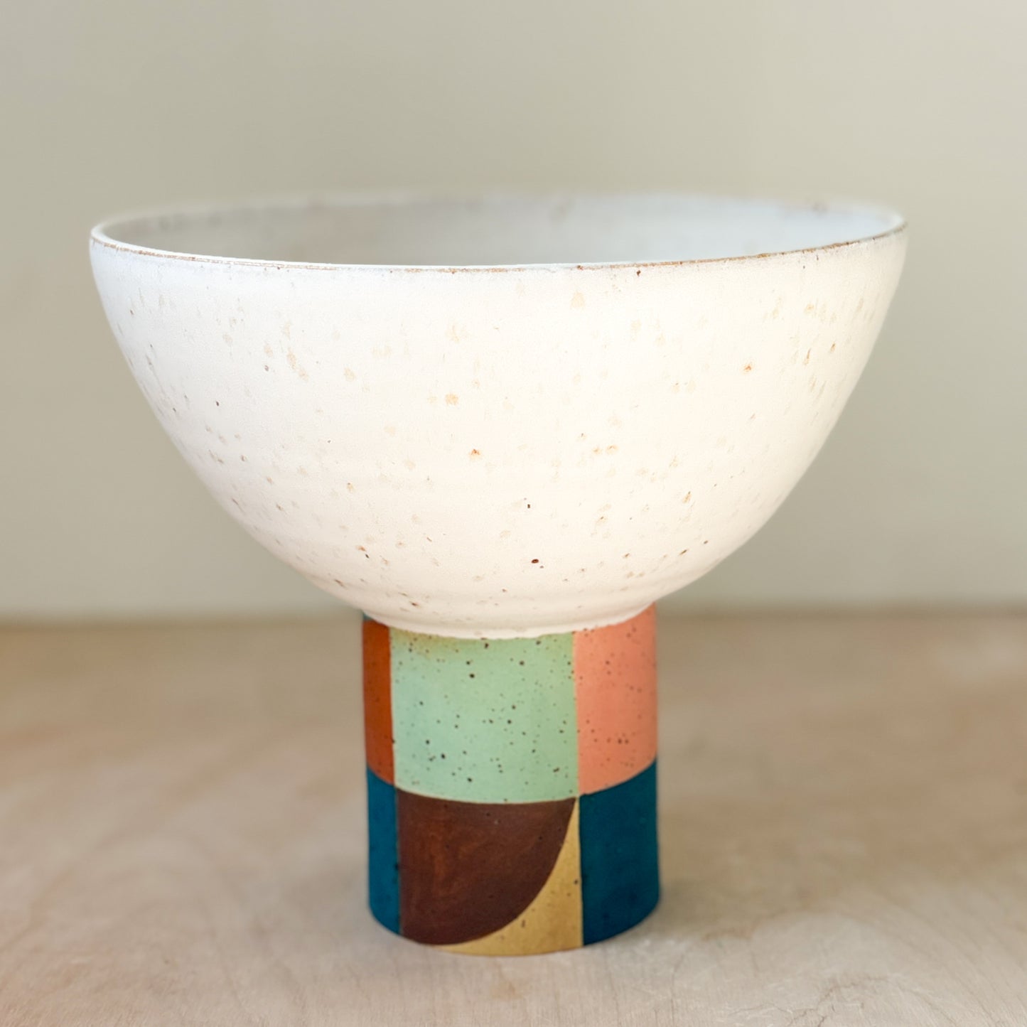 Pedestal bowl with checks 1
