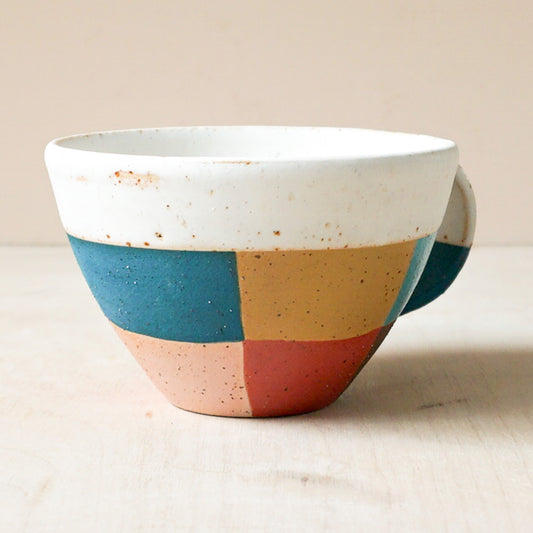 Round cup with a grid pattern