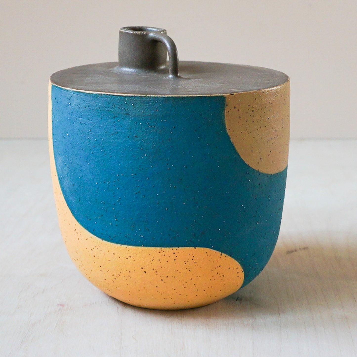 Stem vase with a flat top