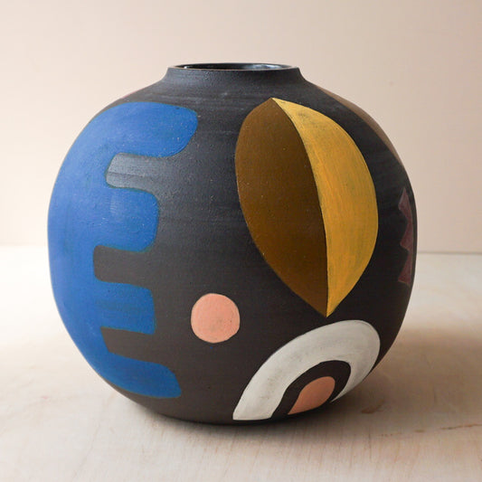 Round vase in black