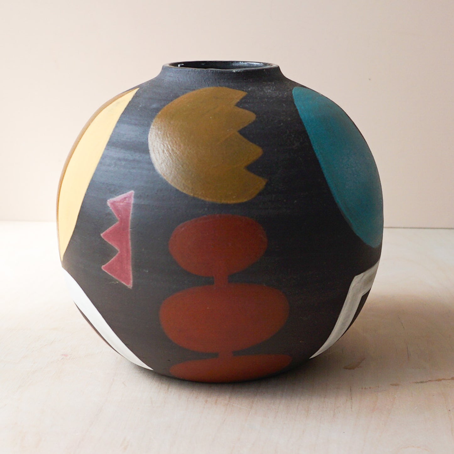 Round vase in black