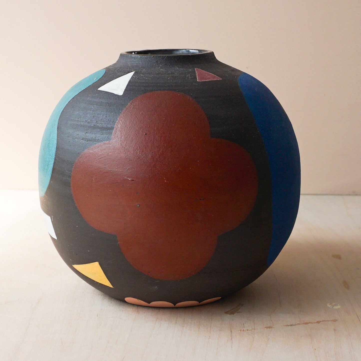 Round vase in black