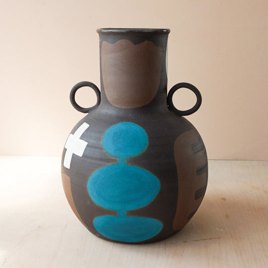 Vase in black with handles