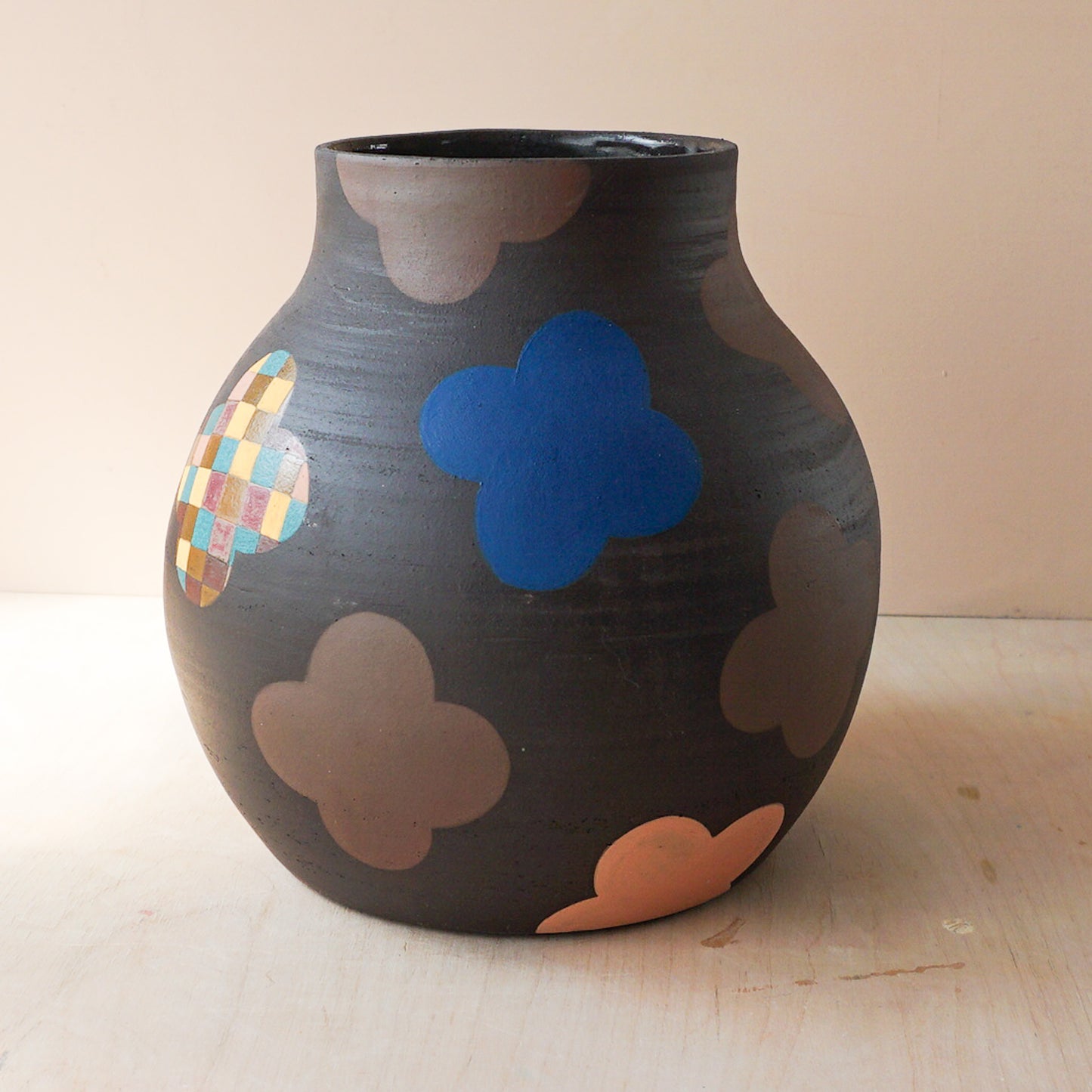 Vase in black with 4-leaf clovers