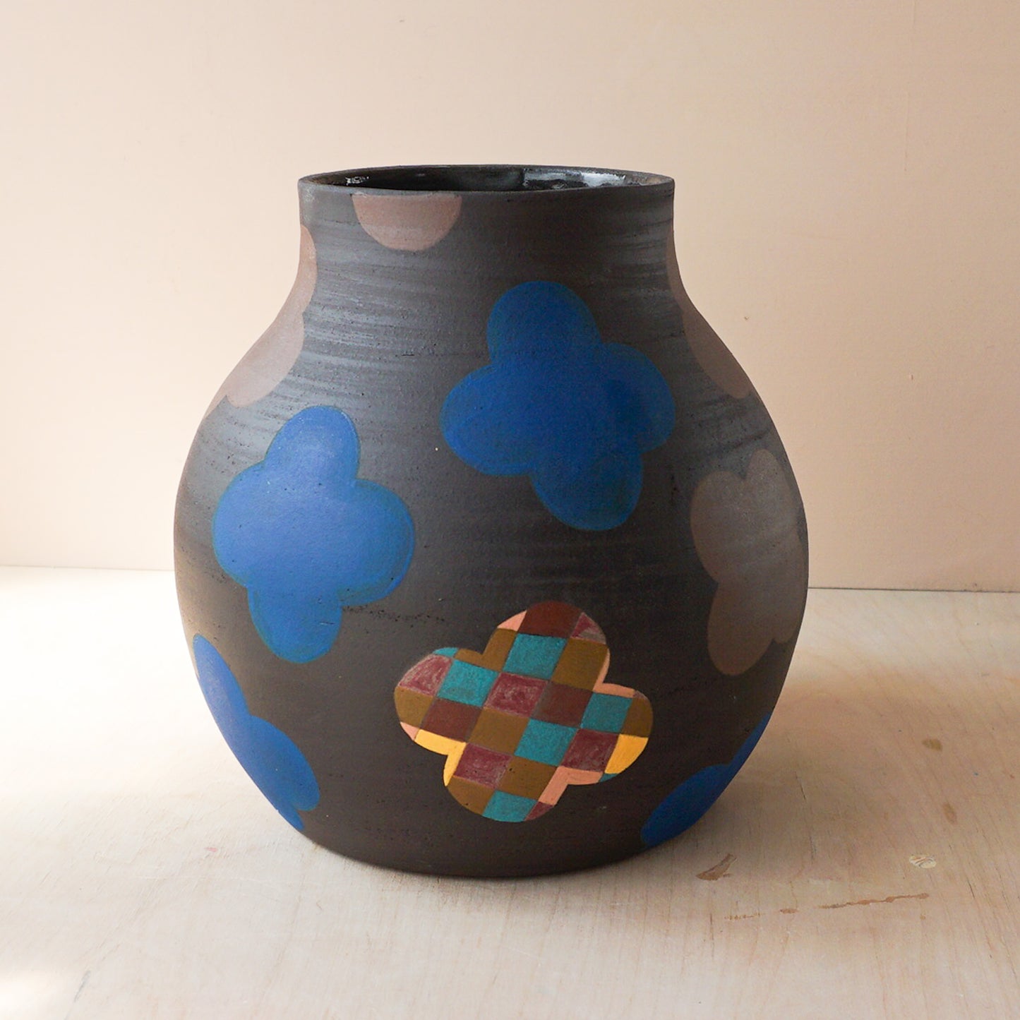 Vase in black with 4-leaf clovers