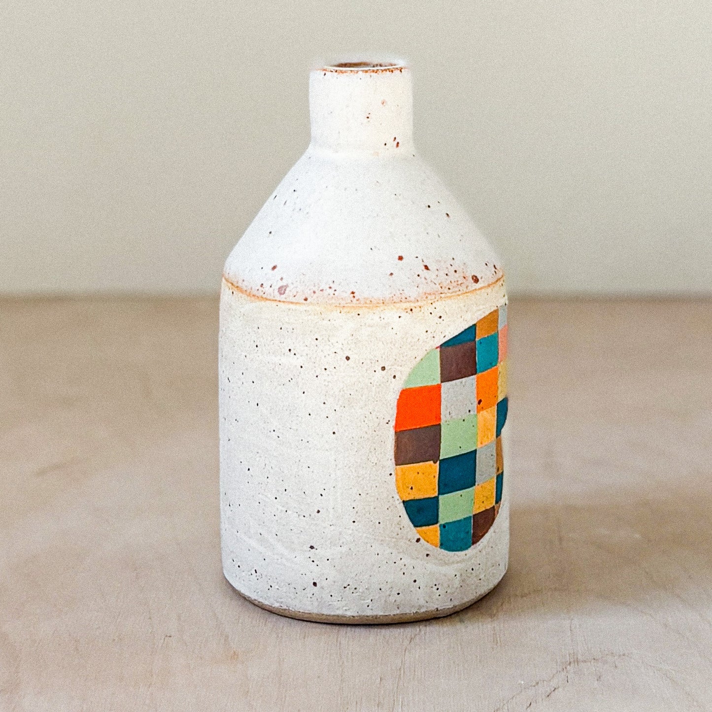 Bottle vase in white with checks