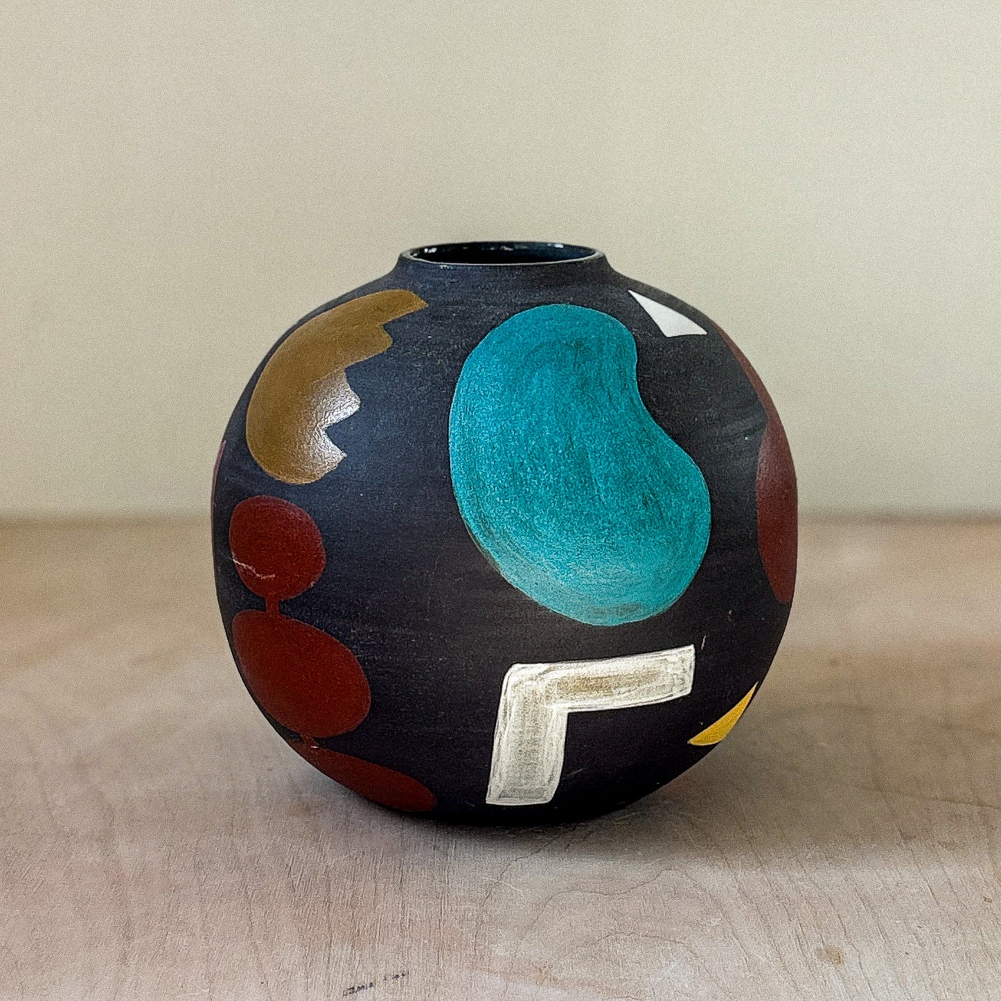 Round vase in black