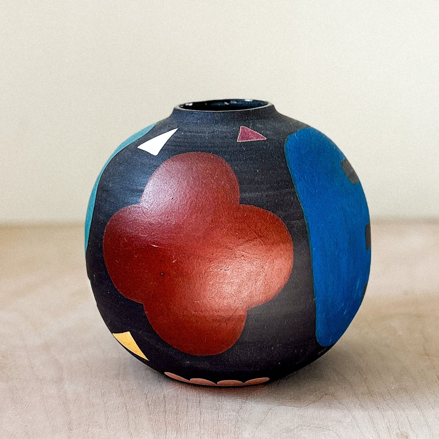 Round vase in black