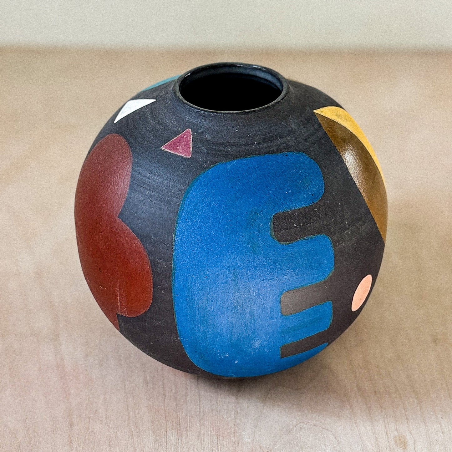 Round vase in black